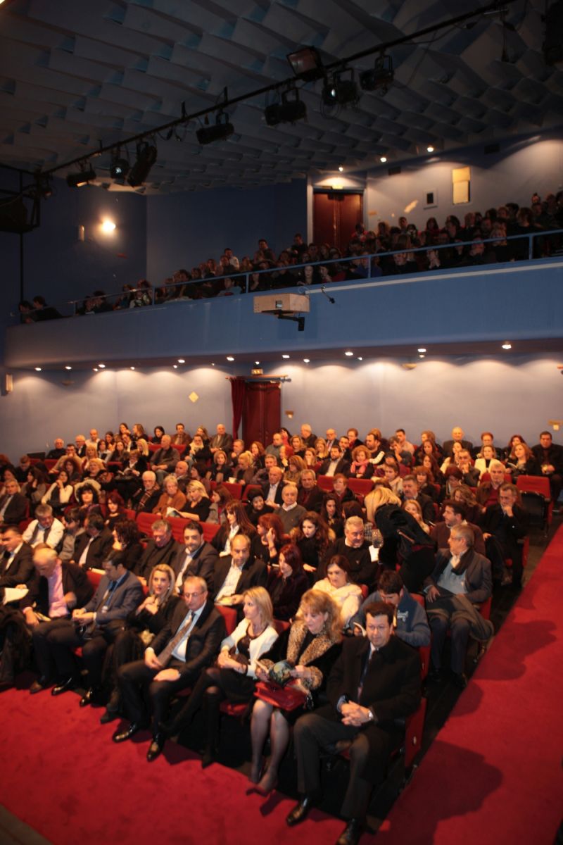 Αγρίνιο: Μεγάλη επιτυχία η πρεμιέρα του &quot;Αμλετ&quot; στο ΔΗΠΕΘΕ