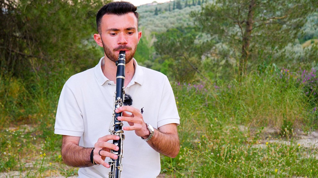 Ο 18χρονος που παίζει κλαρίνο με την ψυχή του | Η παράδοση δεν χάνεται (Βίντεο)