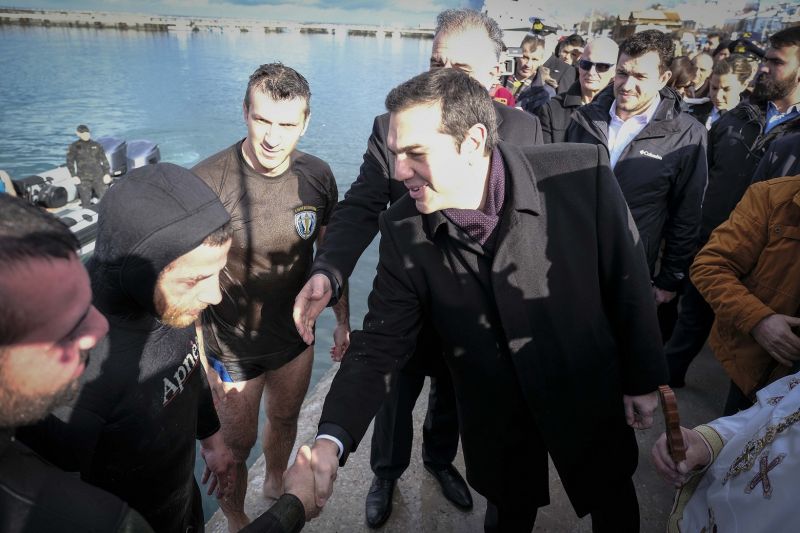 Τελικά παντού υπάρχει ένας Αγρινιώτης: βούτηξε για τον Σταυρό στη Σαμοθράκη και είχε διάλογο με τον Πρωθυπουργό