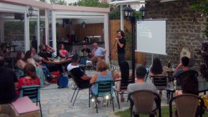 Ενθουσιασμένος ο σκηνοθέτης Γιώργος Λουριδάς με το Αγρινιώτικο κοινό στην προβολή της ποιητικής ταινίας του «Η σύντροφος των νεκρών»