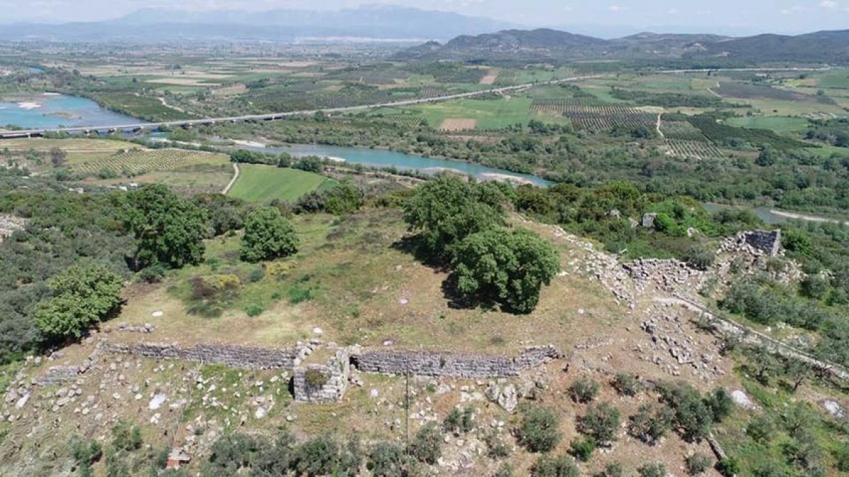 Υπερήφανη και επιβλητική η ακρόπολη της αρχαίας πόλης της Παλαιομάνινας