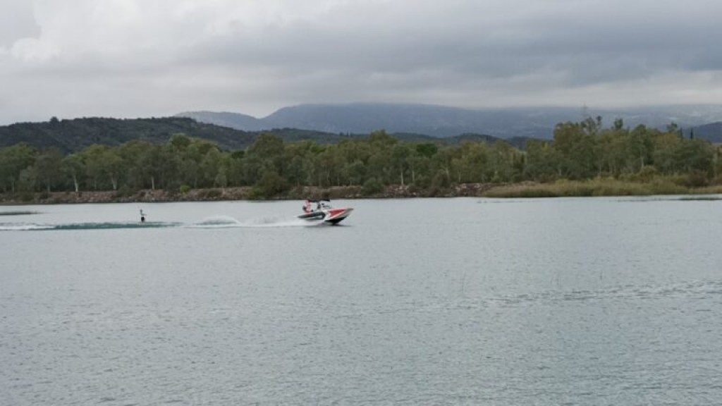 Αγρίνιο: η «Κασσάνδρα» δεν πτόησε τους αθλητές Wakeboard- εντυπωσιακό θέαμα στη Λίμνη Στράτου