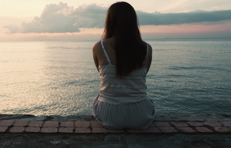 Ψυχολόγος αποκαλύπτει τα δώδεκα ανεπαίσθητα σημάδια της μοναξιάς