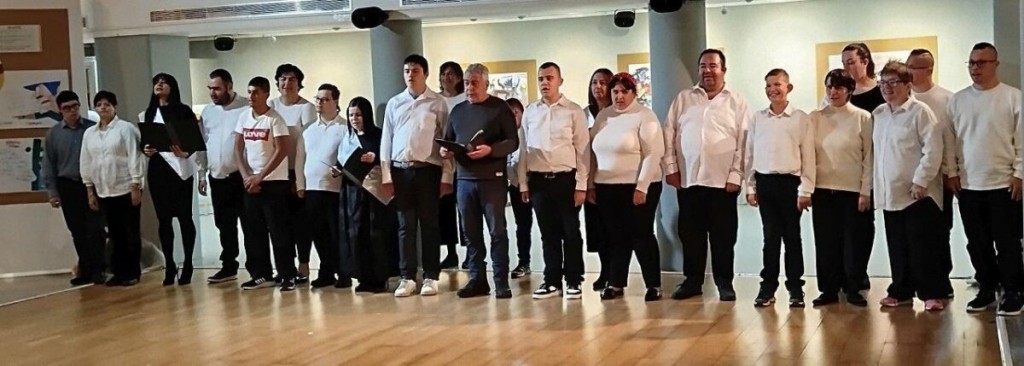 «Η Γελαστή Πολιτεία» συγκίνησε με την παράστασή της στην Δημοτική Αγορά Αγρινίου (φωτο)