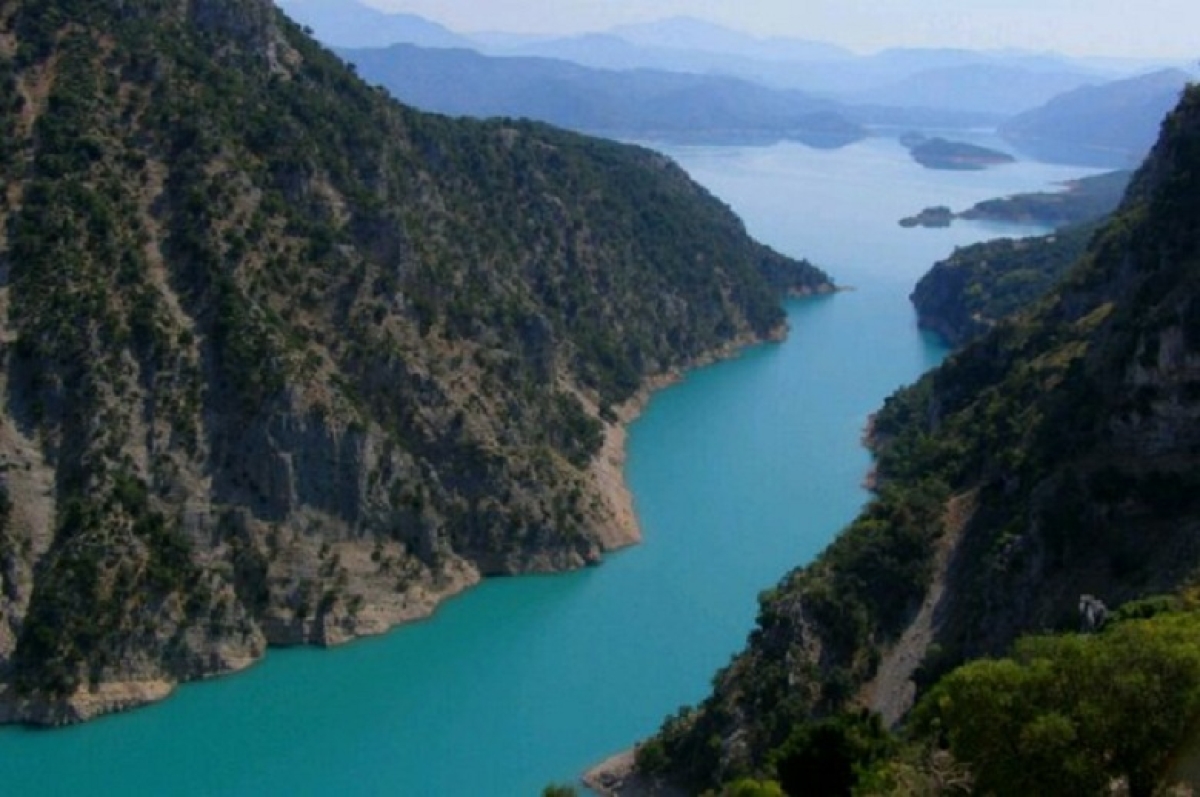 Οι «μουρλοί» εναντίον «λογικών» και στη μέση ο … Αχελώος