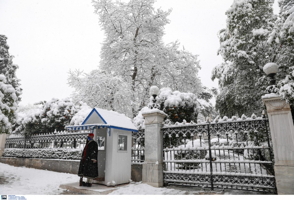 Περηφάνια για τον Αγρινιώτη εύζωνα που φυλάει σκοπιά στον χιονιά