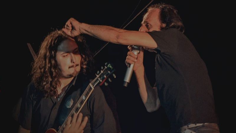 «Πέφτω στο χώμα»: Ο Βασίλης Παπακωνσταντίνου συμμετέχει στο νέο τραγούδι του Τάσου Σκούρα