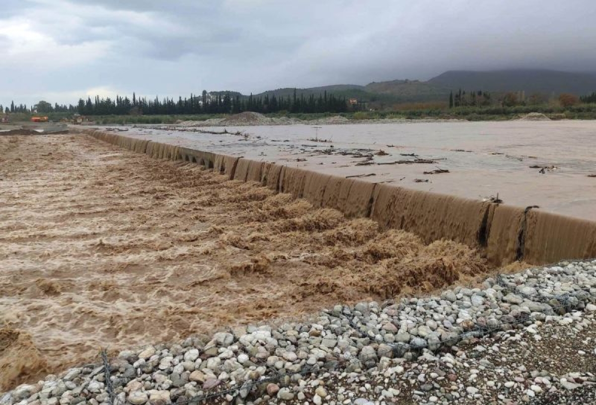 Εύηνος : Η προσωρινή γέφυρα (κι όταν ολοκληρωθεί) με πολύ νερό δεν θα λειτουργεί