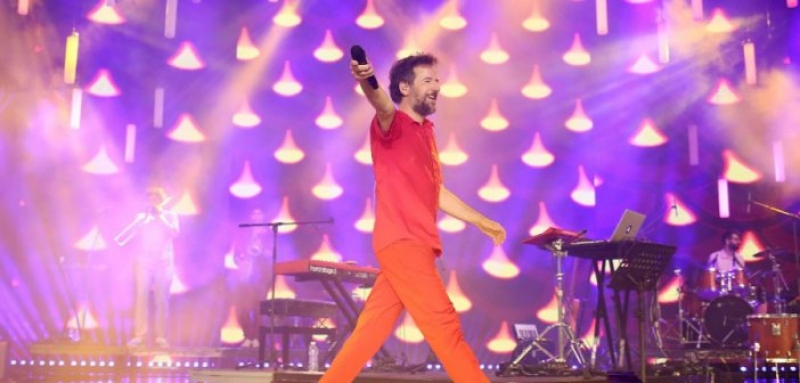 Κωστής Μαραβέγιας: «Ο στόχος στο πρώτο live μου ήταν να συγκινήσω τον τότε μεγάλο μου έρωτα»