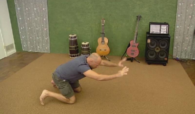 Πώς θα σωθείτε από βέβαιo θάνατο εάν «κολλήσει» τροφή στο λαιμό σας και είστε μόνοι (vid)