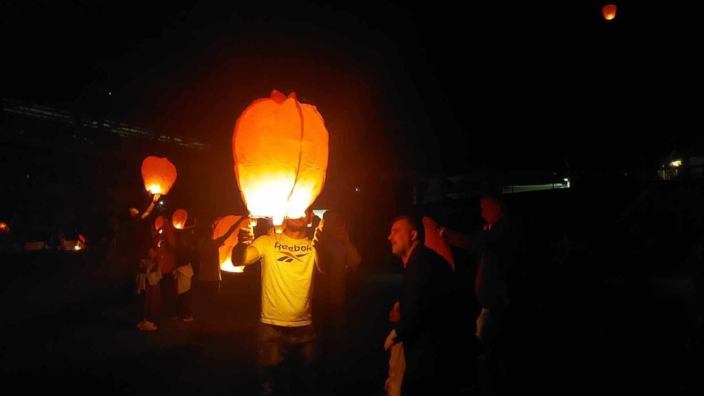 Έλαμψε ο ουρανός του Αγρινίου από αερόστατα και φαναράκια