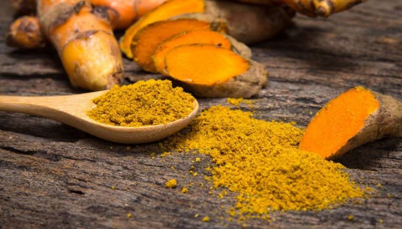Κουρκουμάς: Τα οφέλη του στην υγεία, τα μαλλιά και το δέρμα σας