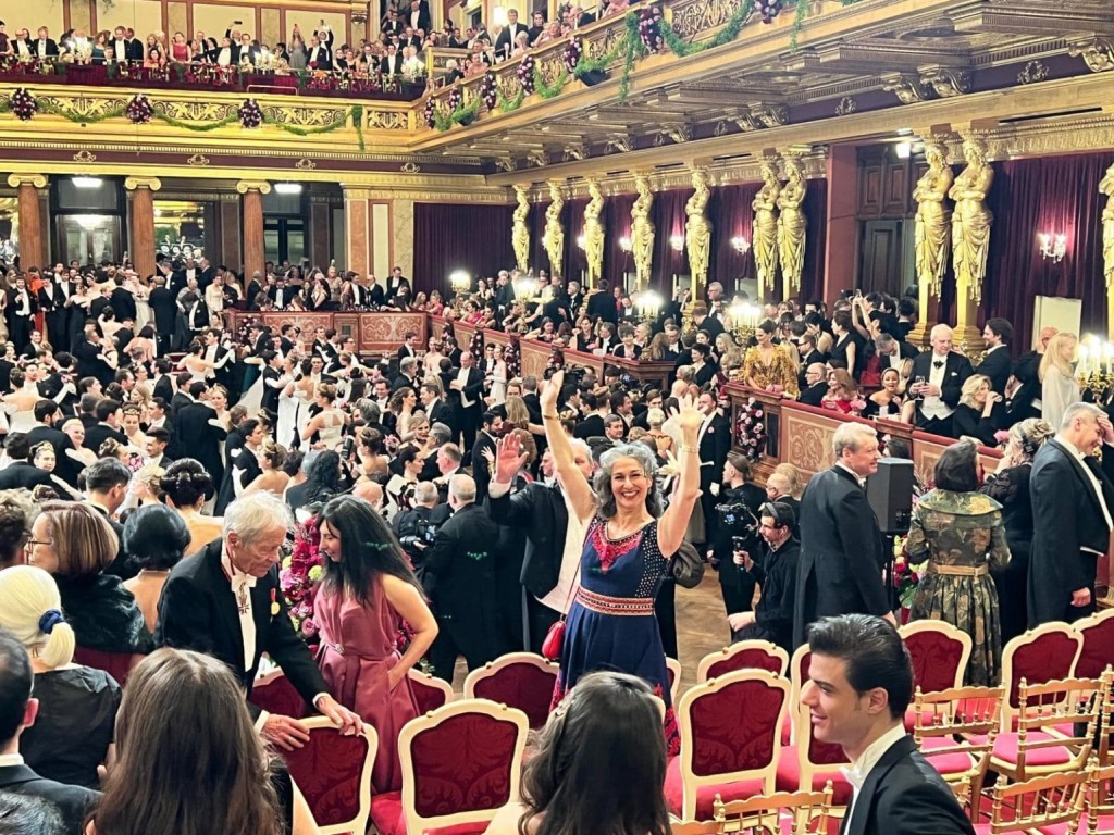 Φίλοι του Μουσικού Σχολείου Αγρινίου στη Βιέννη, στον ετήσιο χορό της Φιλαρμονικής