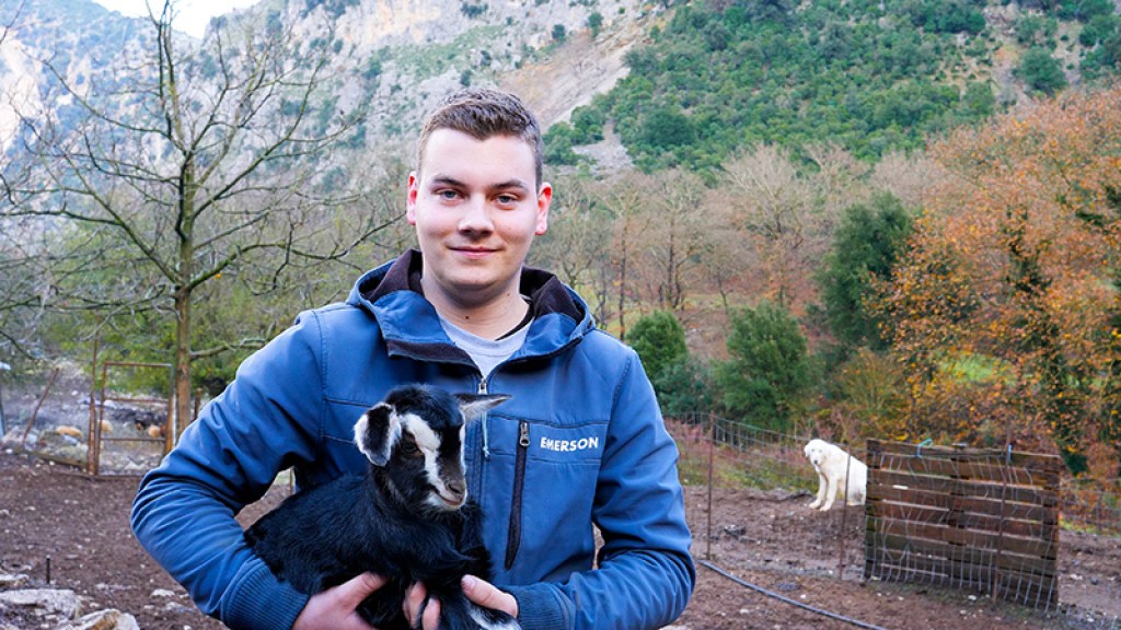 Ο 18χρονος που επιμένει παραδοσιακά (Βίντεο)