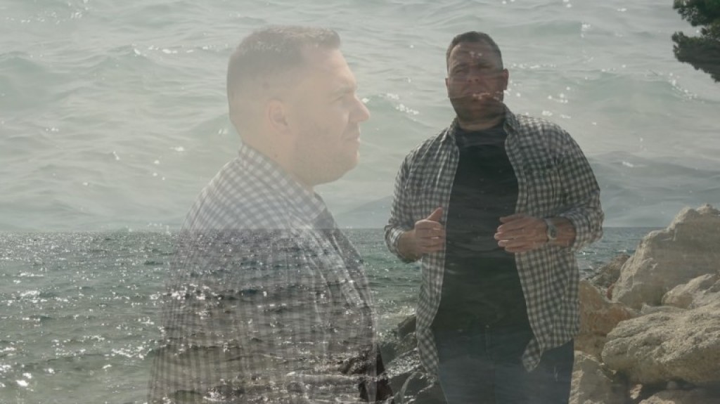 Γιώργος Δενέζης: Ο τραγουδιστής από το Κολοκοτρωνίτσι κυκλοφόρησε το νέο του κομμάτι!