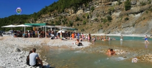 Διασκεδάζοντας στα νερά του Αχελώου (βίντεο)