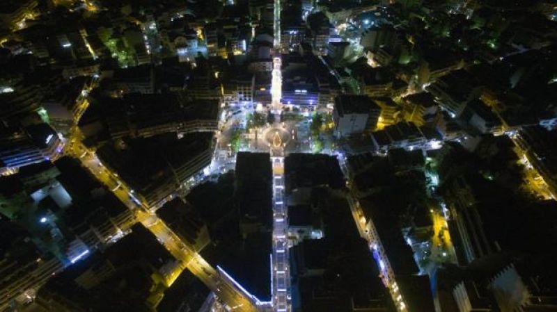 Εντυπωσιάζει από ψηλά το εορταστικά φωταγωγημένο Αγρίνιο (φωτο)