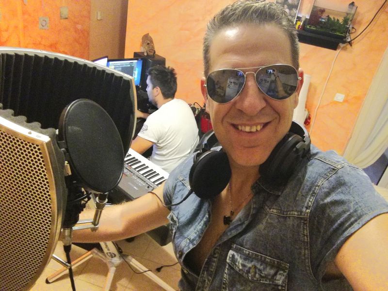 Ο Πάνος Γαληνός τραγουδά.....ΕΤΣΙ, ΓΙΑ ΤΗΝ ΑΛΗΤΕΙΑ!