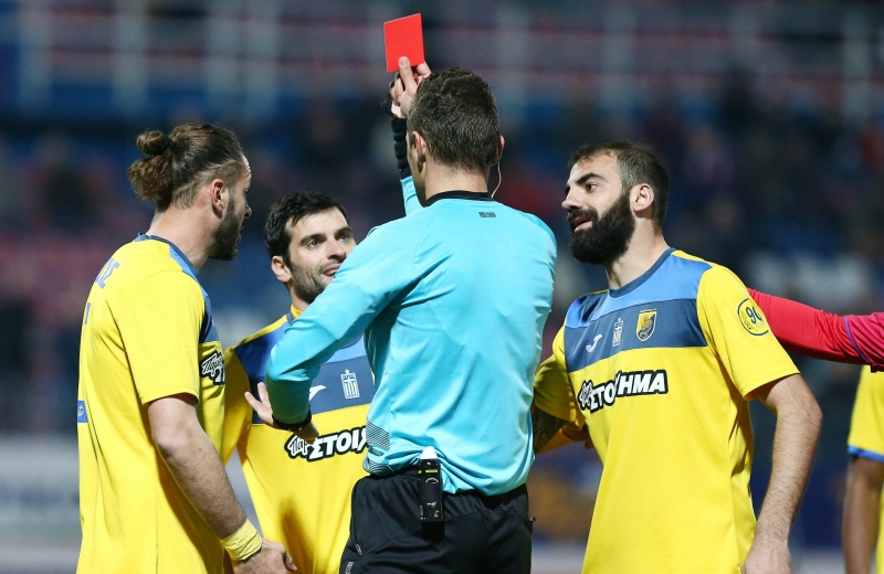 Παραδίδει… μαθήματα για δανεικούς, άδειες, «προπονητές»