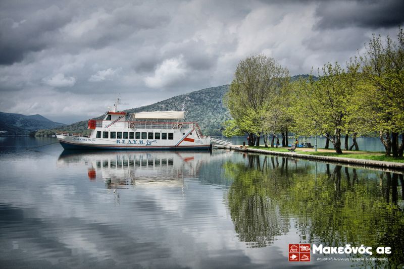 Πλοιάρια στη λίμνη της Καστοριάς. Στην Τριχωνίδα;