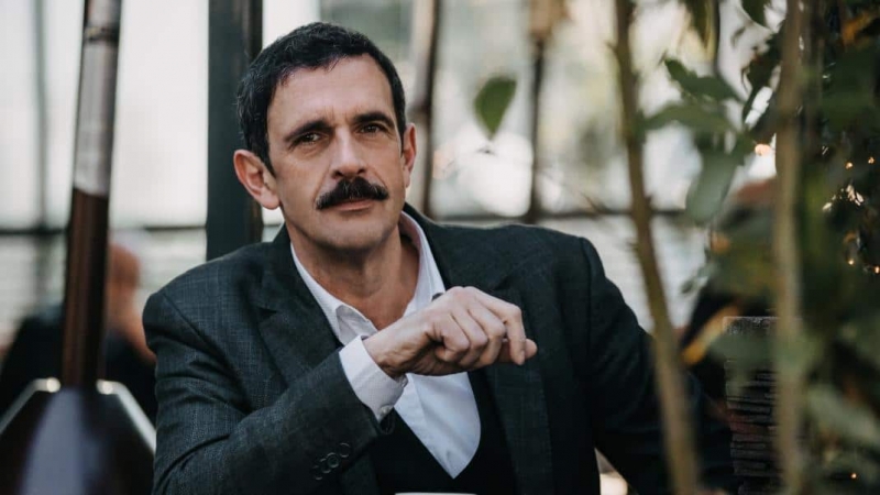 Κακούρης για Λιγνάδη: «Ένα κτήνος που του άρεσε να σφίγγει στην αγκαλιά του τρυφερές ραχοκοκκαλιές νεαρών παιδιών»