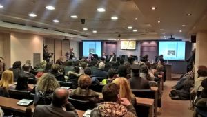 Δεν έπεφτε καρφίτσα στην ενημερωτική εκδήλωση, που οργανώθηκε από τους Συλλόγους Γονέων &amp; Κηδεμόνων Δημοτικών Σχολείων Αγρινίου «Το μάθημα των Θρησκευτικών στα νέα προγράμματα του Δημοτικού Σχολείου»