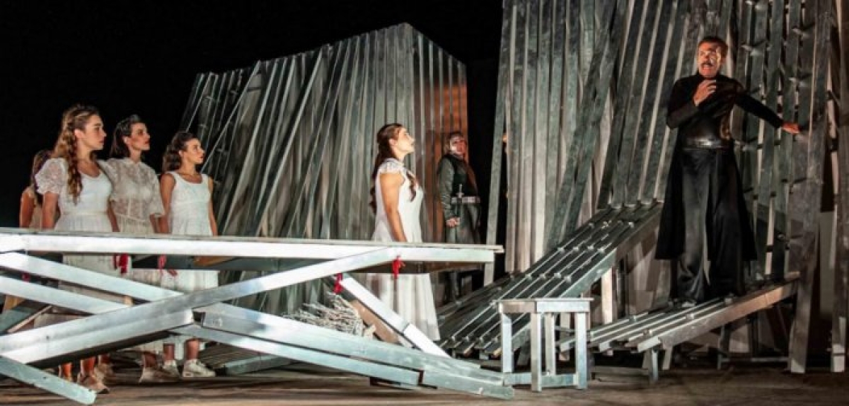 Το πολιτισμένο και ακομπλεξάριστο Αγρίνιο με φωτογραφία, θέατρο και τζαζ!