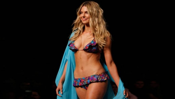 Jennifer Hawkins: Η ξανθιά καλλονή με πόδια... χιλιόμετρα (φωτό)