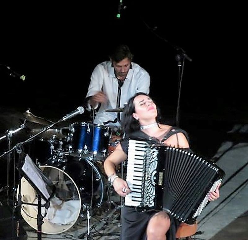 Το Θέατρο Βυζαντινών Νερόμυλων κατακλύστηκε από κοινό στη συναυλία της εξαιρετικής συνθέτιδος &amp; σολίστ του ακορντεόν ΖΩΗΣ ΤΗΓΑΝΟΥΡΙΑ