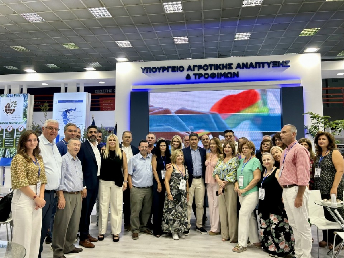 Επίσκεψη Αυγενάκη στο περίπτερο του ΥπΑΑΤ στη ΔΕΘ