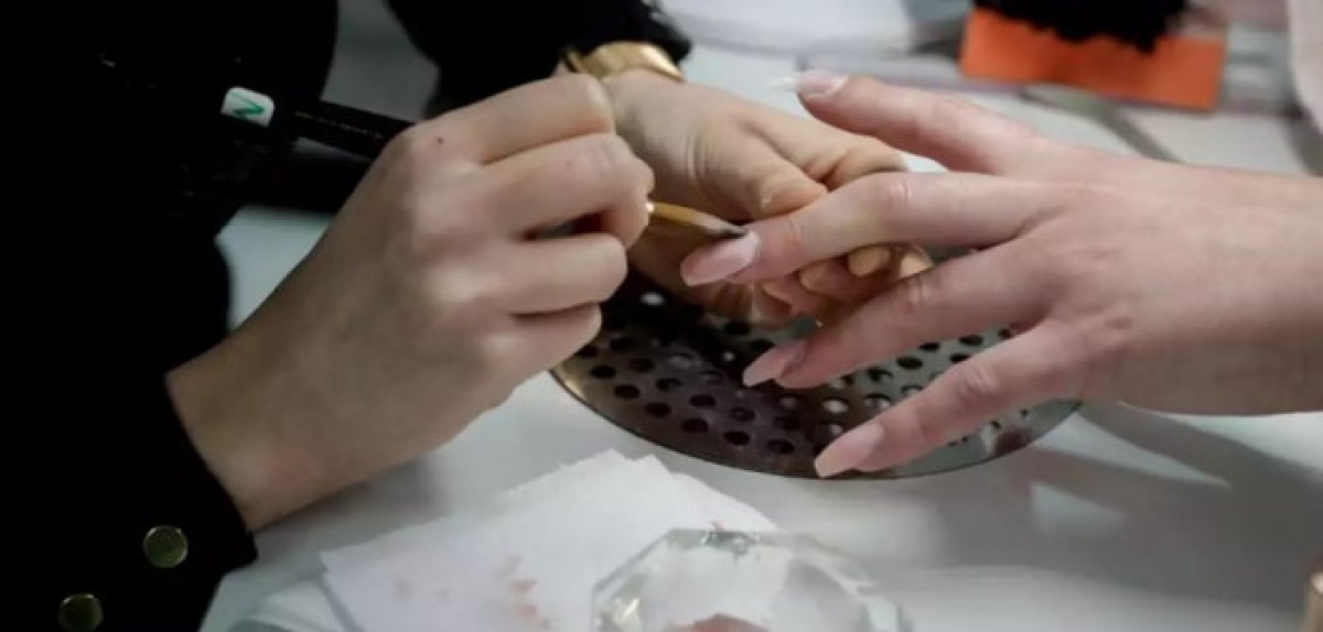 Το ημιμόνιμο μανικιούρ και το «φουρνάκι» νυχιών προκαλεί μεταλλάξεις στο DNA – Ανησυχητικά ευρήματα