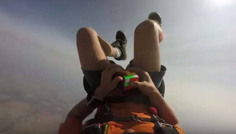 Εντυπωσιακό εγχείρημα: Έκανε ελεύθερη πτώση λύνοντας τον κύβο του Ρούμπικ (βίντεο)