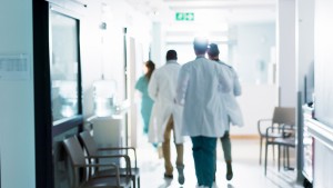 Δυτική Ελλάδα: «Σε ομηρία οι επικουρικοί» – Προειδοποίηση για παράλυση των Κέντρων Υγείας