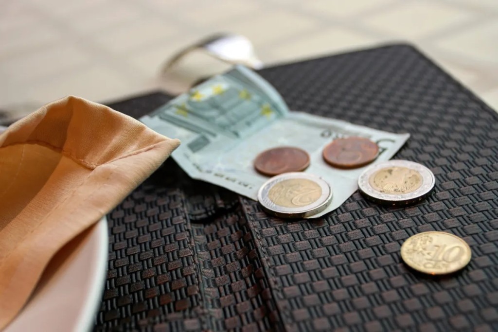 Φιλοδωρήματα: Αφορολόγητα έως 3.600 ευρώ τον χρόνο – Όλο το σχέδιο της κυβέρνησης