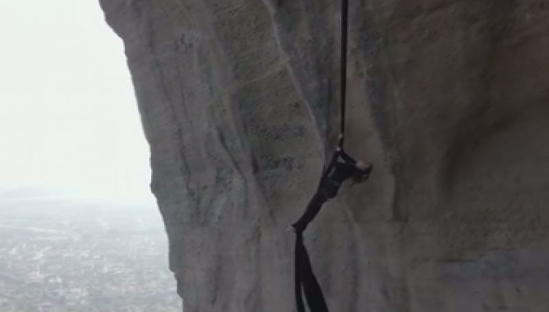 Βίντεο: Ελληνίδα χορεύει aerial dance κρεμασμένη στα 250 μέτρα στα Μετέωρα