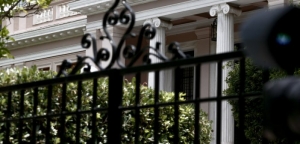 Μίνι ανασχηματισμός με καραμπόλες: Αναβαθμίζεται ο Χρήστος Τριαντόπουλος, νέος κυβερνητικός εκπρόσωπος ο Γιάννης Οικονόμου