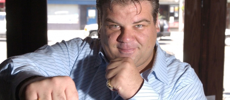 Πως είναι οι στίχοι των ελληνικών τραγουδιών στα αγγλικά: Δείτε την ξεκαρδιστική μετάφραση του Άγγελου Τσαρούχα (Βίντεο)