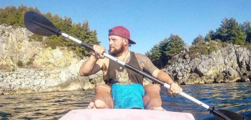 Ο Σκοτσέζος και η διάσημη γάτα του κάνουν το γύρο του κόσμου με ποδήλατο και περνούν τη Γέφυρα Ρίου – Αντιρρίου