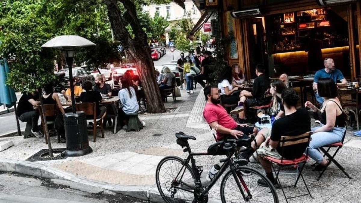 Μισθός έως 1.017 ευρώ μεικτά στην εστίαση – Υπερωρίες και επιδόματα για 400.000 εργαζόμενους