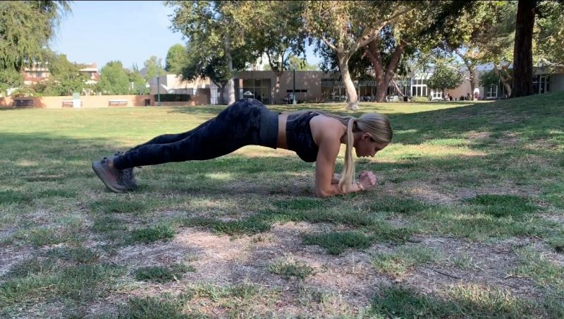 Βίντεο: H άσκηση των 30 δευτερολέπτων που γυμνάζει χέρια, κοιλιακούς και θώρακα