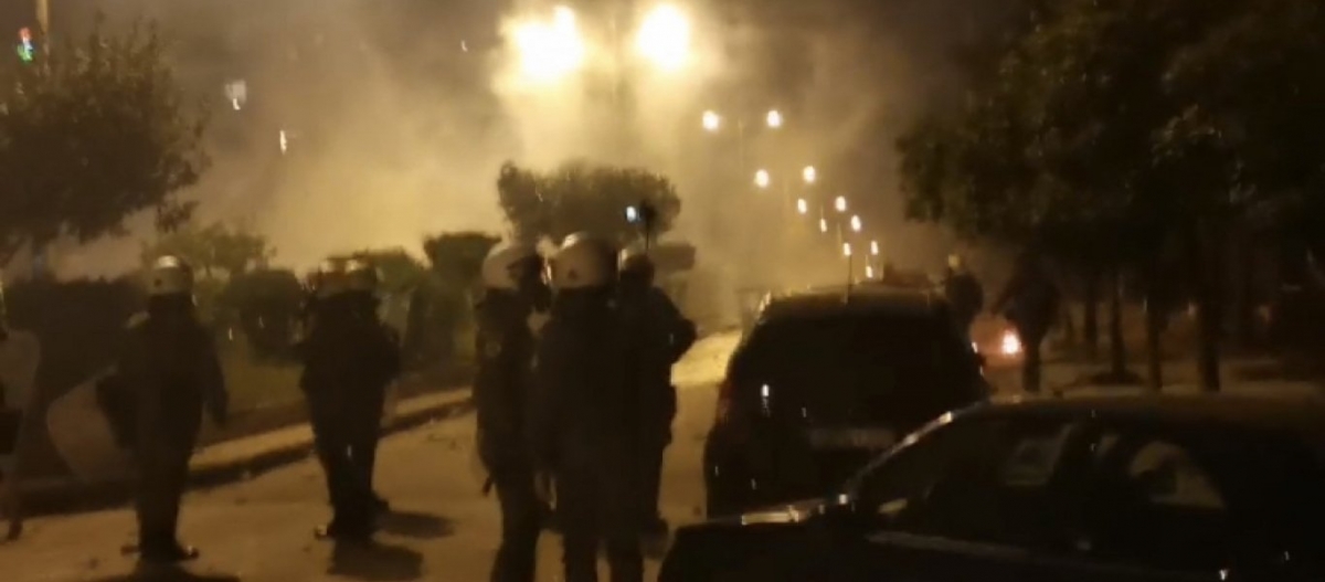 Ξέσπασμα της λαϊκής οργής κατά της κυβερνητικής βίας - Οδομαχίες χημικά και μολότοφ στη Νέα Σμύρνη