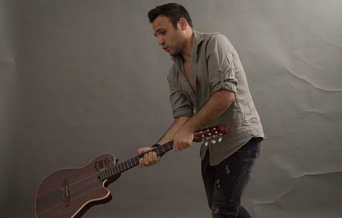 «Κόκκινα Φανάρια»: Ο Λευτέρης Λειβαδιώτης κυκλοφόρησε το νέο του τραγούδι