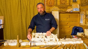 Ο χρυσοχόος που έγινε ξυλογλύπτης (Βίντεο)