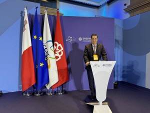 Στο Συμβούλιο Ευρωπαϊκών Δήμων και Περιφερειών ο Γιώργος Παπαναστασίου – Τι είπε για το δημογραφικό