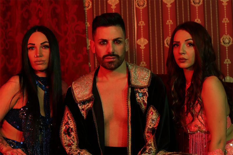 Ο Νίκος Φλωρινιώτης διασκευάζει τα «Μαγικά Χαλιά»