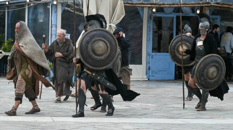 Οδύσσεια: «Απόβαση» στη Μεθώνη με τριήρεις, περικεφαλαίες και ασπίδες για τα γυρίσματα της ταινίας – Εντυπωσιακές εικόνες