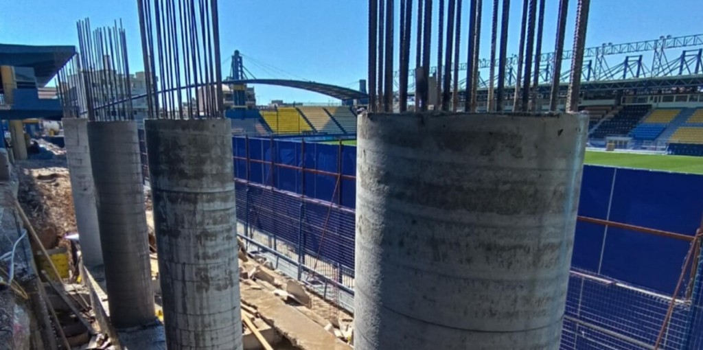 Γήπεδο Παναιτωλικού: Αποκαλύφθηκαν οι πρώτοι πυλώνες στην μικρή εξέδρα (φωτο)