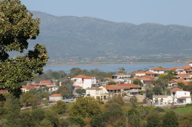 Η αμφιθεατρική και καταπράσινη Γουριώτισσα, το «μπαλκόνι» του Οζερού (Βίντεο)