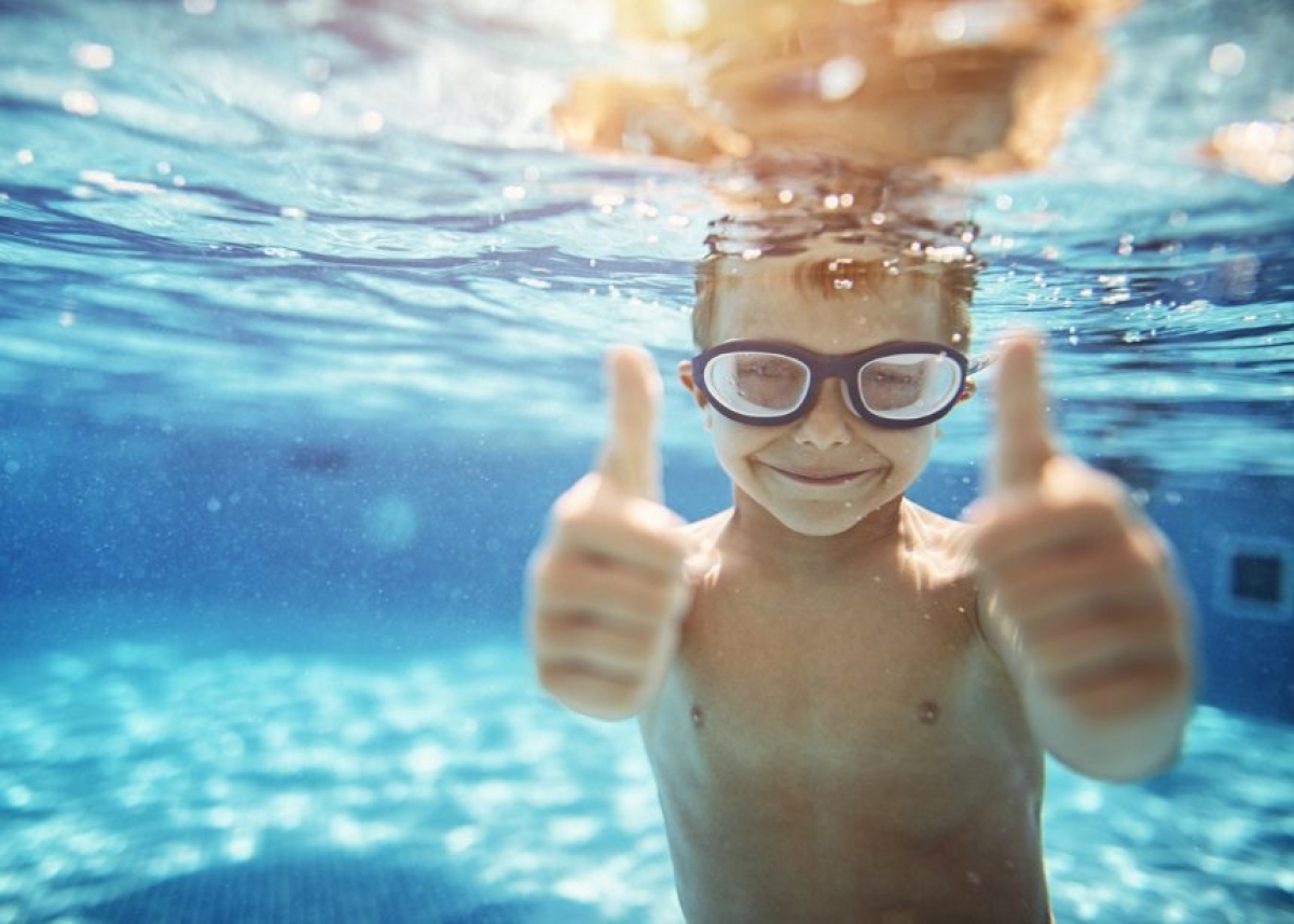 Παγίδα μολύνσεων για τα παιδιά οι πισίνες το καλοκαίρι λένε οι ΩΡΛ