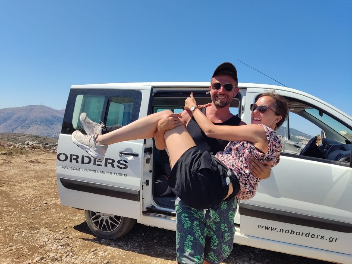 Αγρινιώτης Αλεξιπτωτιστής Πλαγιάς πετάει στον Μύρτο Κεφαλονιάς με παραπληγική επιβάτιδα